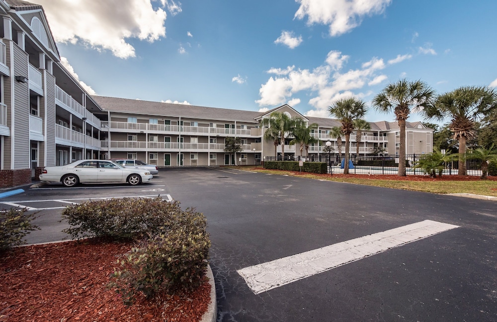 HomeTowne Studios by Red Roof Orlando South - photo 28