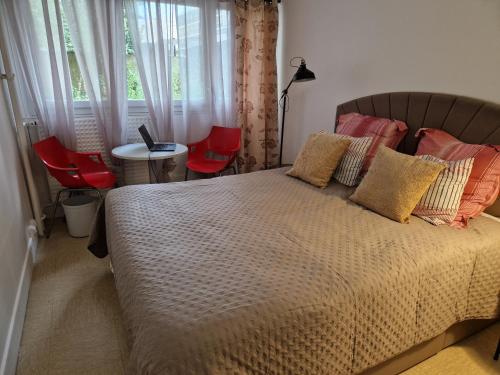 Private Comfortable Rooms for Working Levallois in Levallois-Perret, France