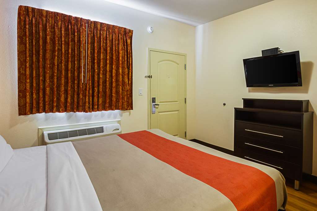 Motel 6 on Maple - photo 9