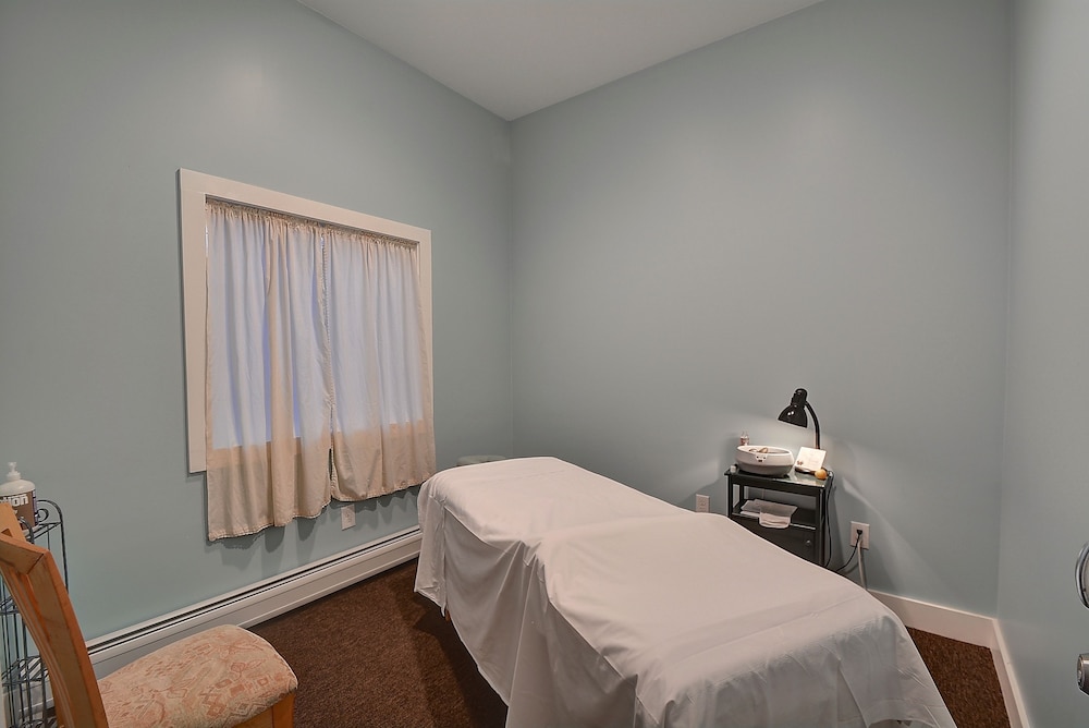 Colonial Motel And Spa - photo 32