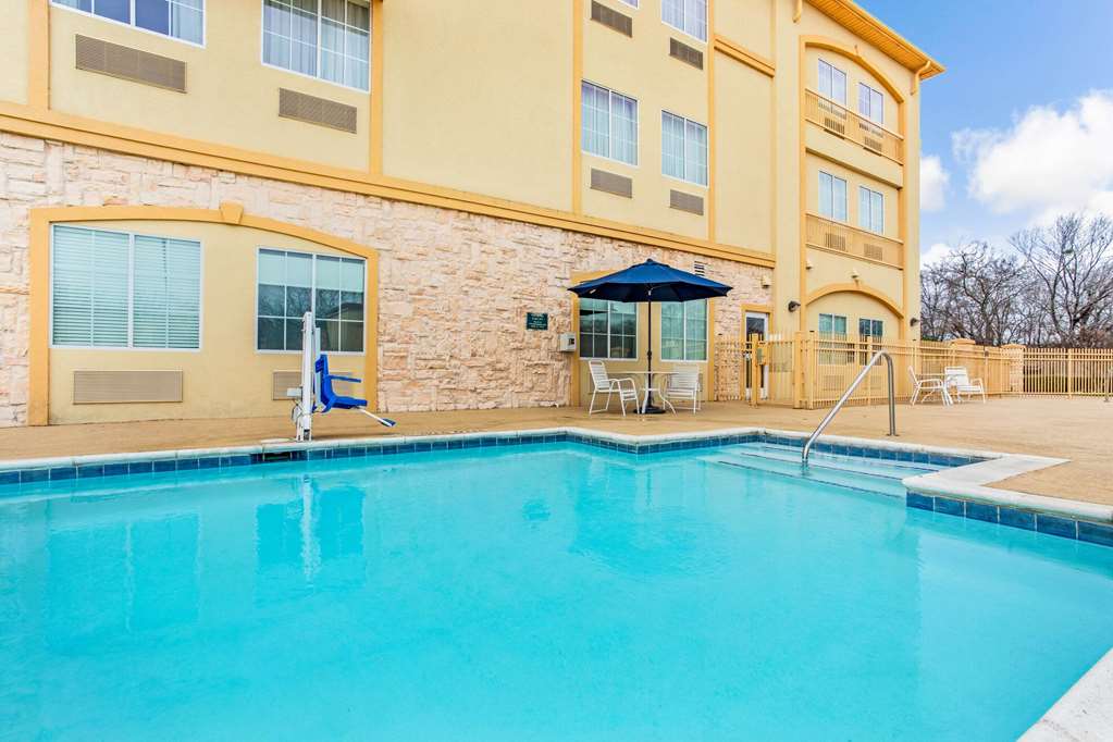 La Quinta Inn & Suites by Wyndham Ennis - photo 8