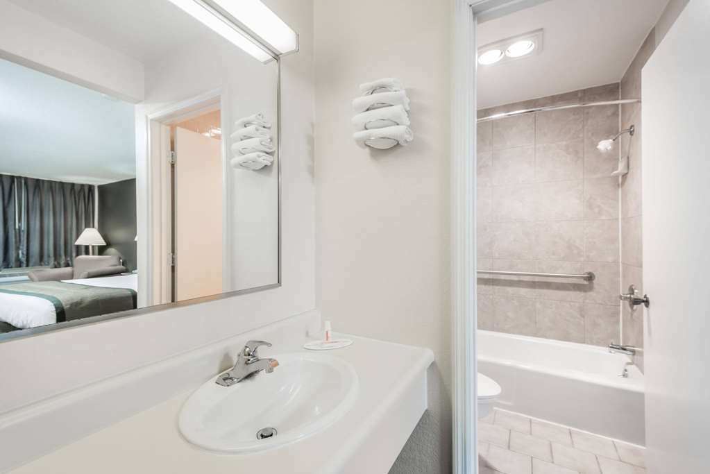 Days Inn by Wyndham Hannibal - photo 19