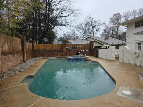 Luxury Southern Mansion w Pool in Memphis, United States