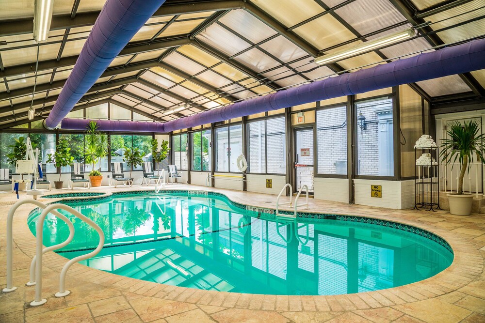 Madison Hotel - photo 24