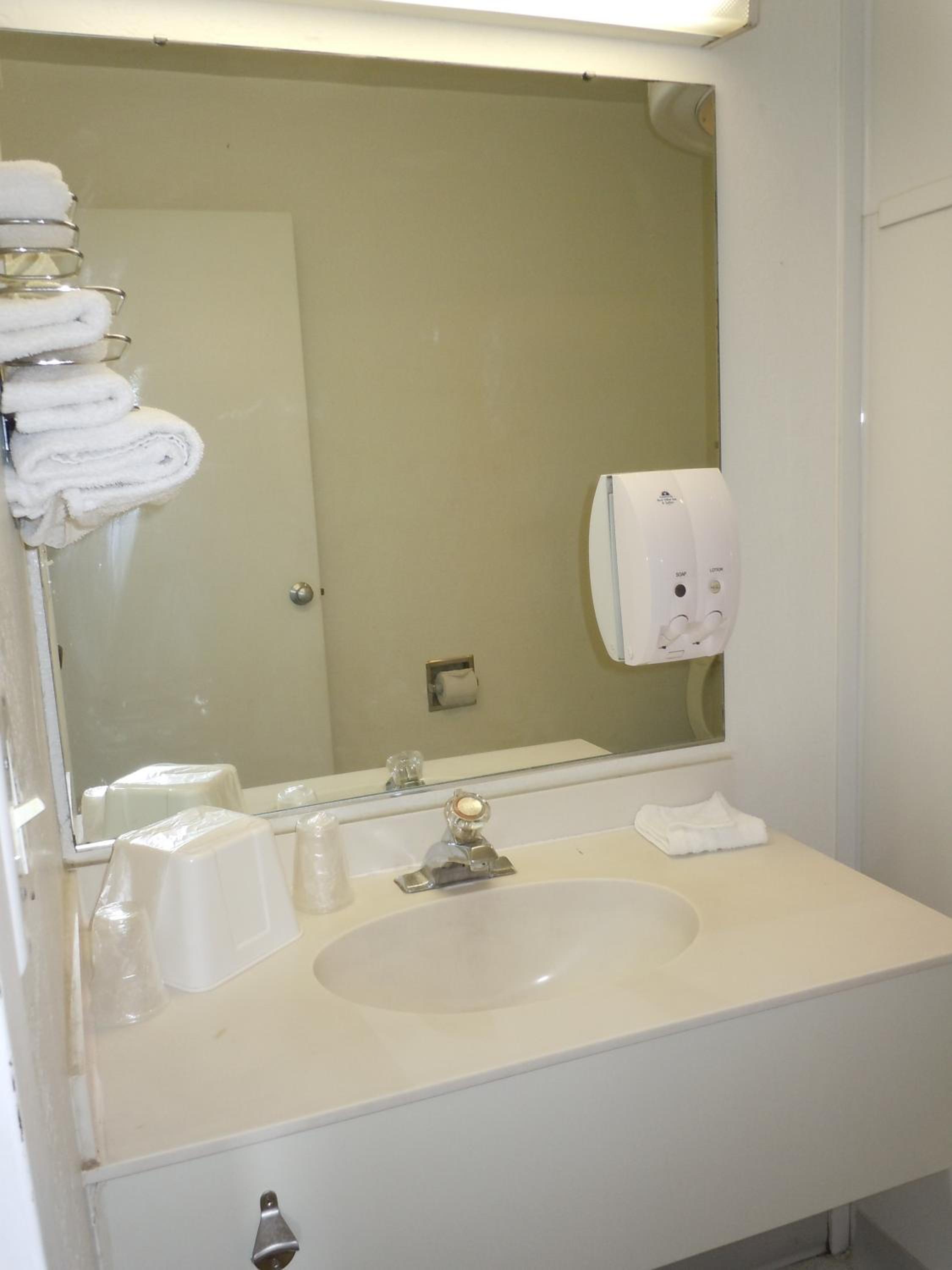 Travelodge by Wyndham Grand Rapids North - photo 21