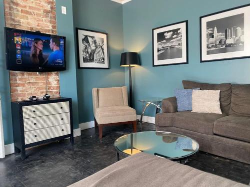 Rare Find Sleeps 16 with 9 Beds 6BR plus WIFI in Cincinnati, United States