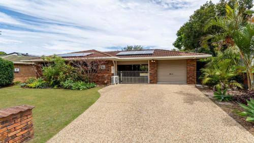 Dog Friendly House Near Beach — 4-Star Luxury Hotel in Bellara, Australia