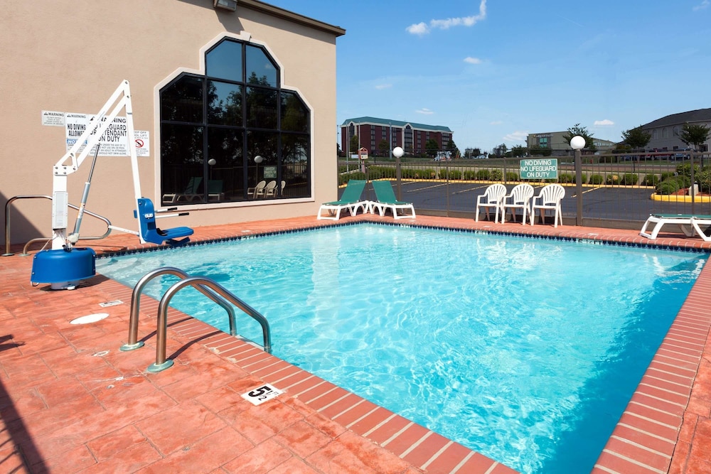 Baymont Inn & Suites Horn Lake Southaven - photo 12