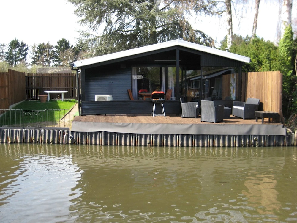 Modern Waterfront Chalet — 4-Star Luxury Hotel in Geel, Belgium