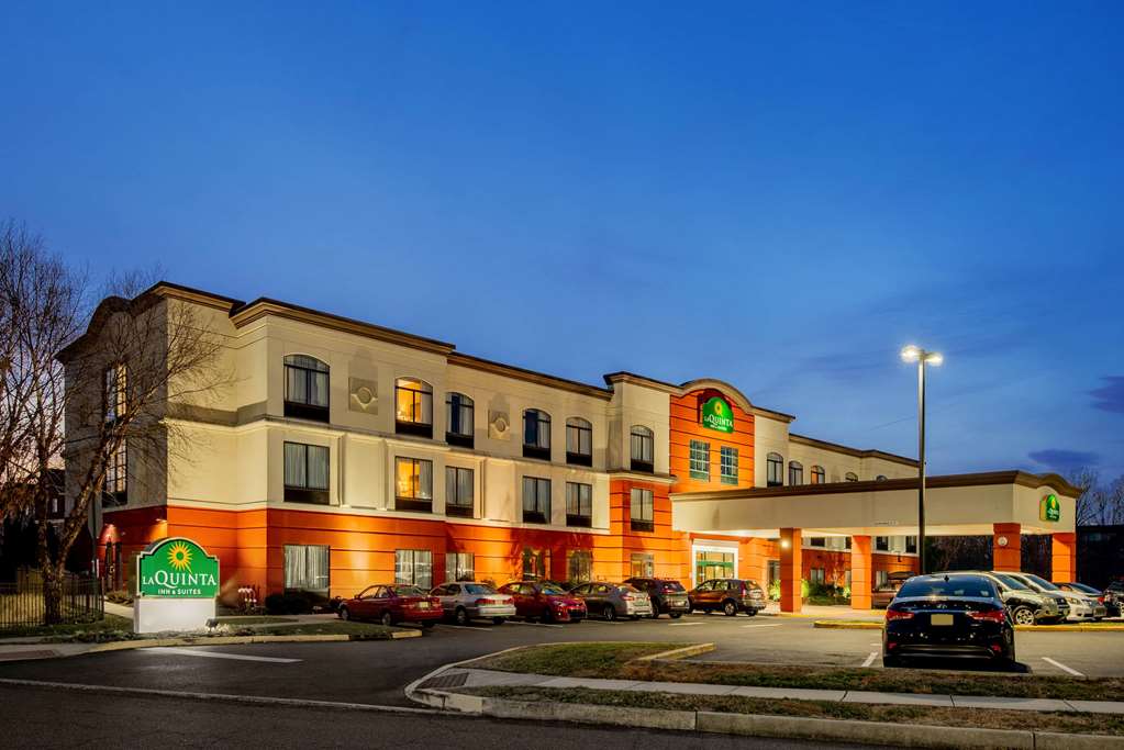 La Quinta Inn & Suites by Wyndham Mt. Laurel Philadelphia - photo 2