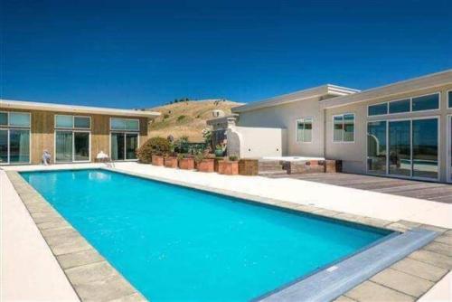 Oceanview Suite in an 6 bedroom luxury villa — 4-Star Luxury Hotel in Blenheim, New Zealand