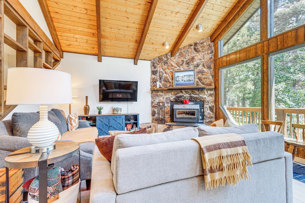 4 Mi to Angel Fire Resort: Retreat w Hot Tub in Angel Fire, United States