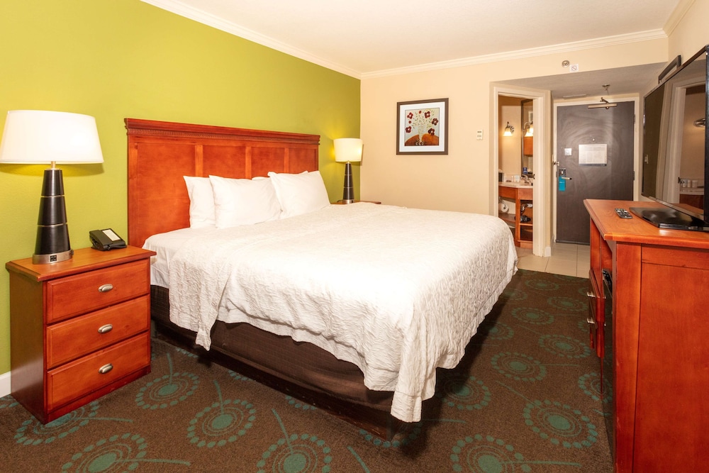 Hampton Inn Daytona Speedway - photo 15