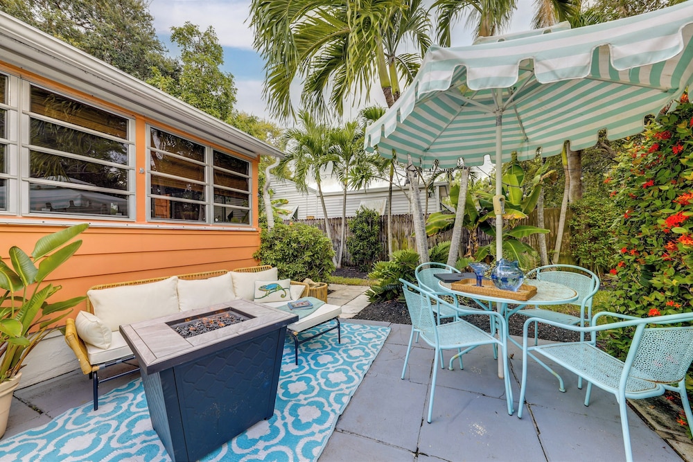 Yard and Hot Tub Historic Lake Worth Cottage — 4-Star Luxury Hotel in Lake Worth, United States
