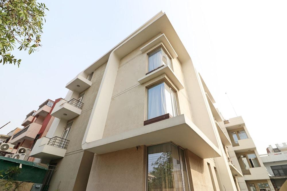 Oyo 10806 Sector 50 - last minute hotel in Noida