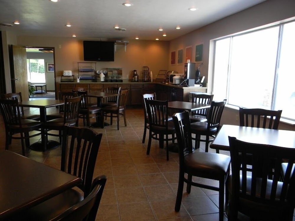 Boarders Inn & Suites by Cobblestone Hotels Munising - photo 23