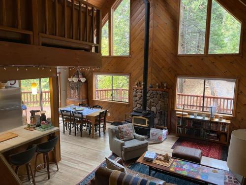 Gorgeous cabin in BLS with EV Chgr Pool Access and Gameroom — 4-Star Luxury Hotel in Arnold, United States