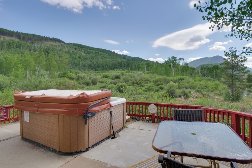 1 Mi to Keystone Lifts: Hot Tub Haven w Mtn Views in Keystone, United States