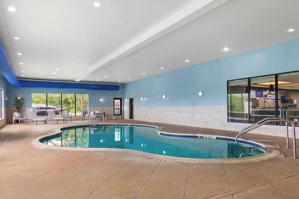 Holiday Inn Express and Suites Fairmont by IHG - photo 41