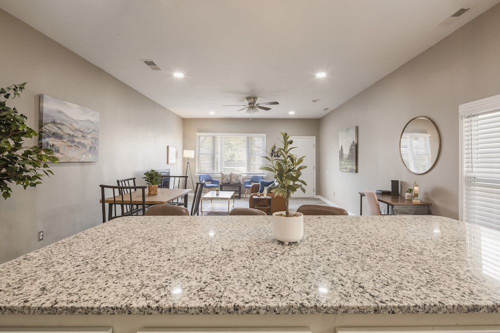 Newly renovated 4BR CozySuites - photo 18