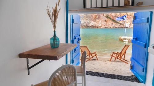 Billy's Boathouse - carbon neutral hotel in Unknown City