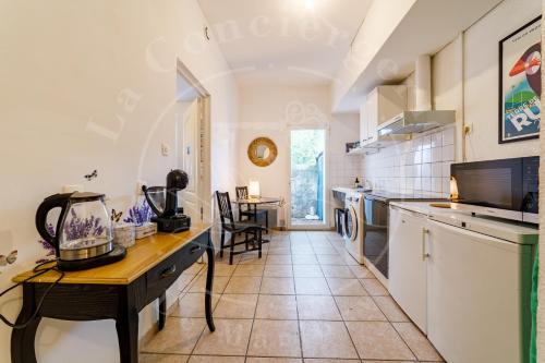 Le Voltaire Escapade Ensoleillee Avec Terrasse in Toulon, France