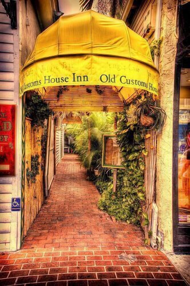 Smallest Bar Inn - last minute hotel in Key West