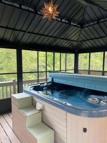 Serenity Views Retreat Close To City And Parkway — Weaverville