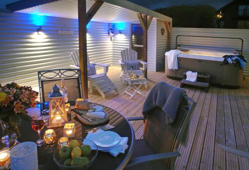 SandPipers Luxury hot tub lodge with 2 ensuites a private Sauna & BBQ terrace — 4-Star Luxury Hotel in Saint Columb Major, United Kingdom