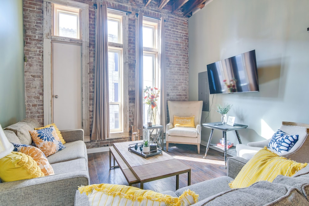 Dtwn Loft in the Heart of Monett: Pets Welcome — 4-Star Luxury Hotel in Monett, United States