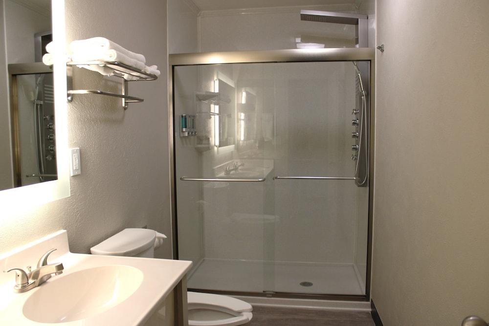 Super 8 by Wyndham Lamar - photo 31