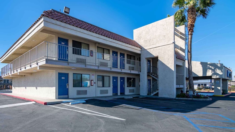 Rodeway Inn & Suites Thousand Palms Rancho Mirage - photo 35