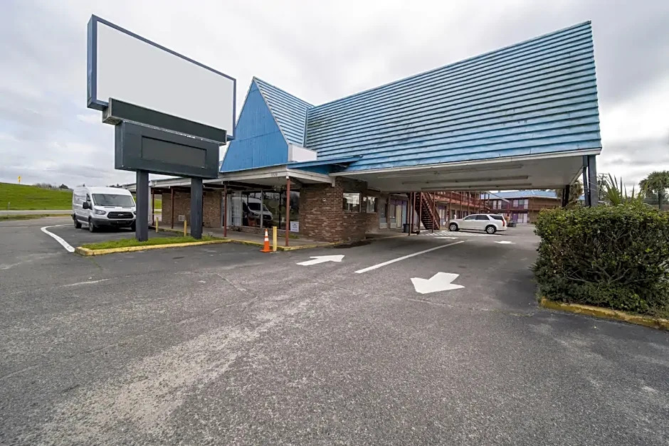 Gordon Highway Inn - photo 16