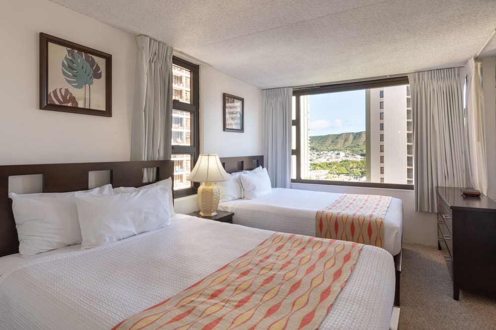 Waikiki Banyan Pool View Tower 1 Suite 1501 - photo 2