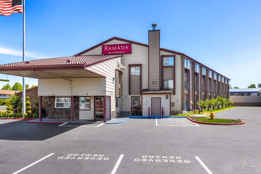 Ramada by Wyndham Medford Airport North - photo 3