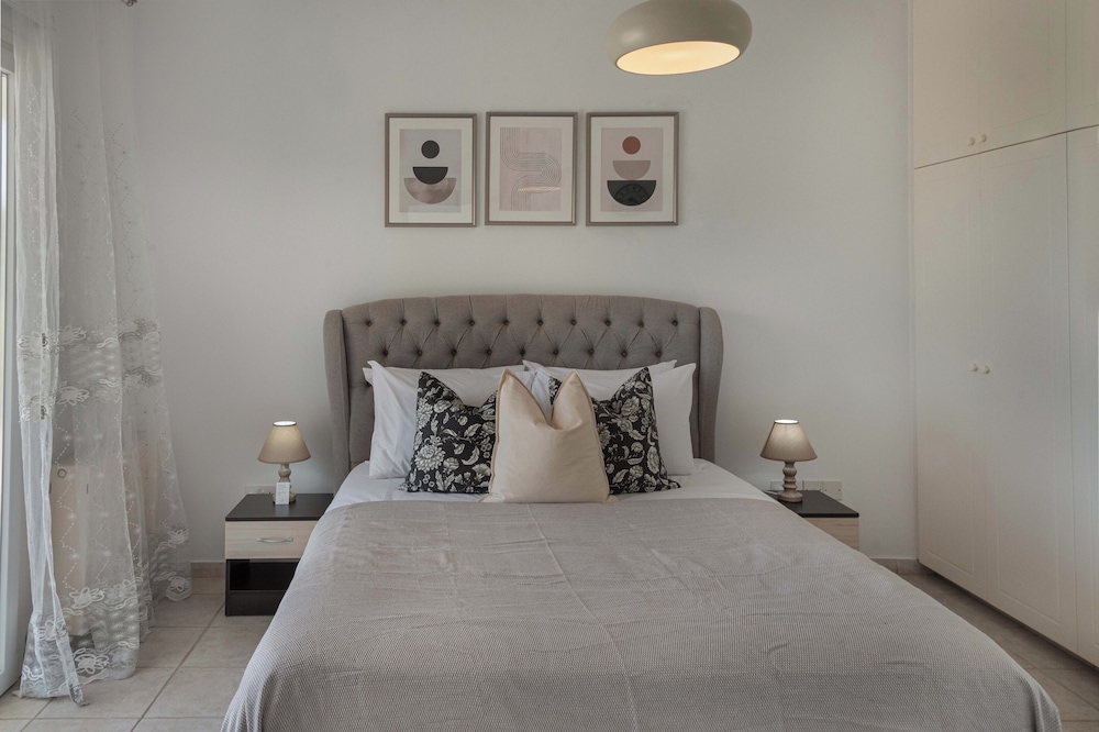 Phaedrus Living: Seaview Hilltop Maisonette