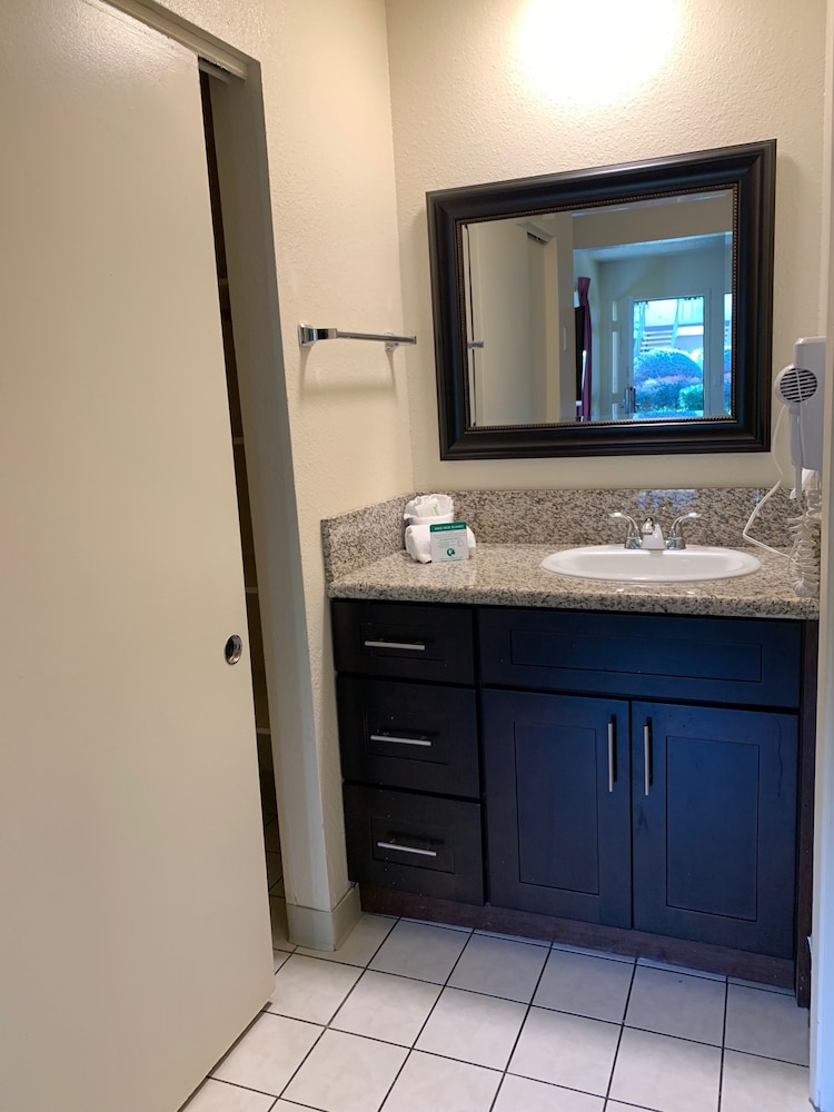 California Suites Hotel - photo 26