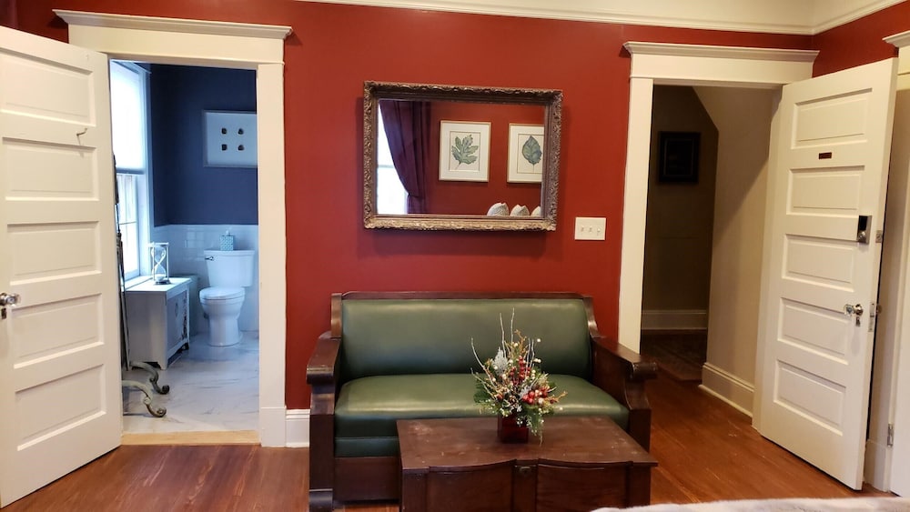 The Hygrade Inn - photo 6