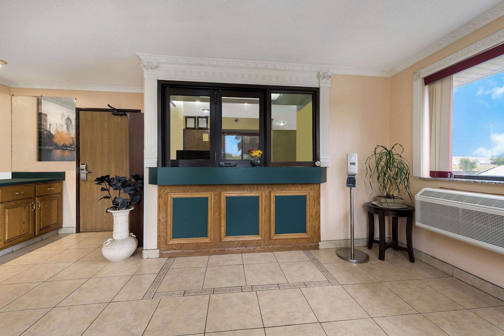 Econo Lodge Spotsylvania Town Center - photo 8