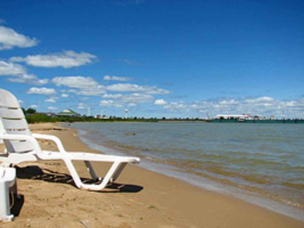 Grand Mackinaw Beachfront and Waterpark - photo 11