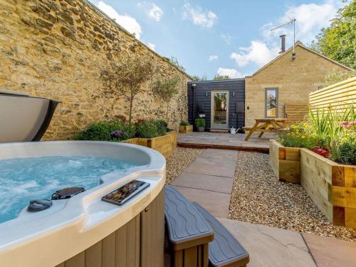 Rinstone Lodge Thornton Le Dale. Moors cottage with hot tub