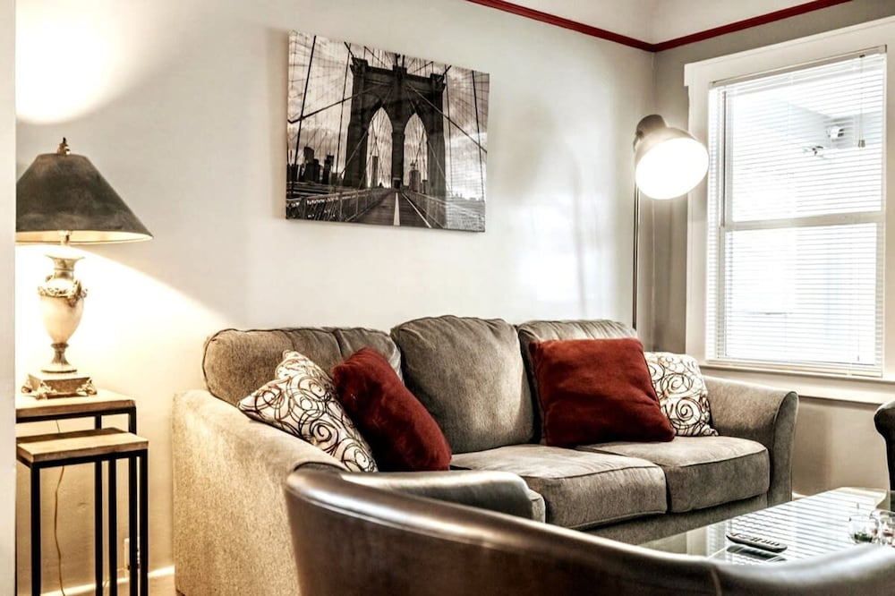 Automaniac Spot in the Heart of Pontiac 3 Beds 2 Baths - photo 6
