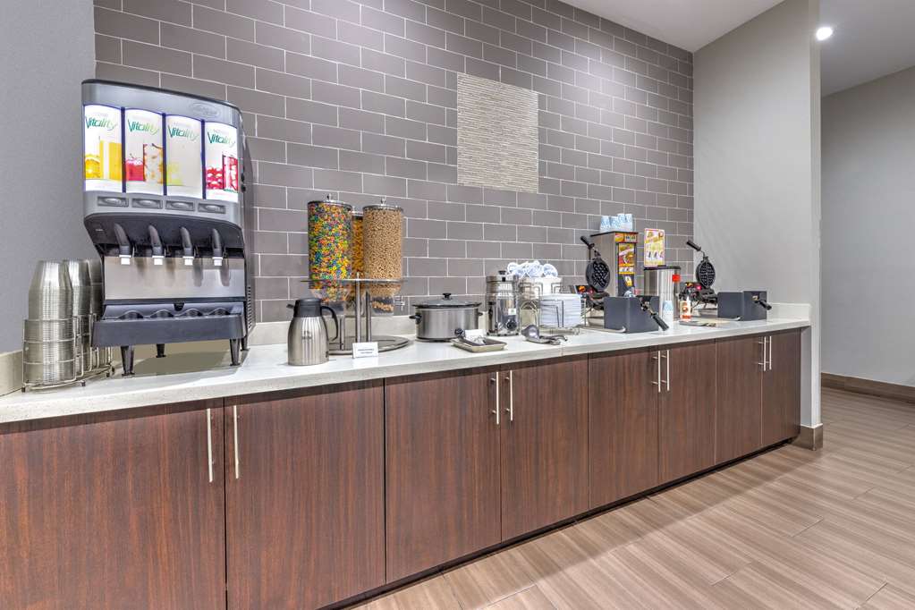 La Quinta Inn & Suites by Wyndham Tyler University Area - photo 30