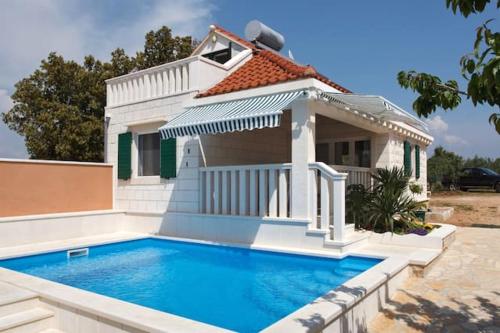 Charming Villa in Pučišća Pool — 4-Star Luxury Hotel in Pucisca, Croatia