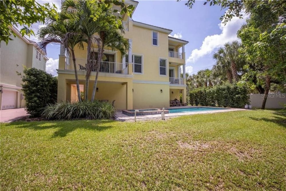 Paradise Lovers Dream Coronas Amarilla in Siesta Key, United States