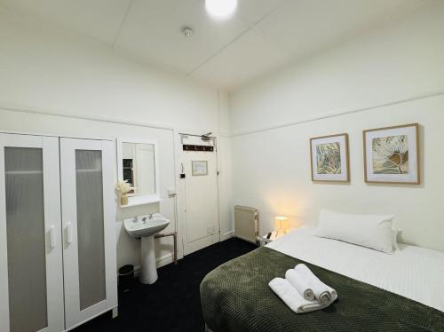 96b Central Comfy Great Value St Kilda — Melbourne