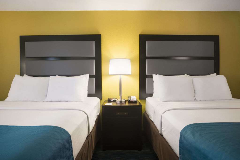 Days Inn & Suites by Wyndham Commerce - photo 13