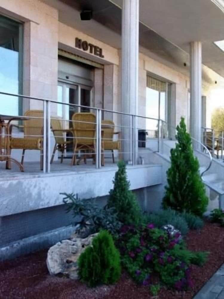 Complejo El Carrascal - carbon neutral hotel in Munana