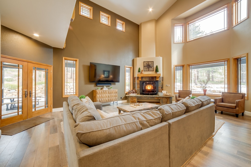 4 Mi to Ski Mt Rose Sleek Reno Lake Tahoe Home — 4-Star Luxury Hotel in Reno, United States