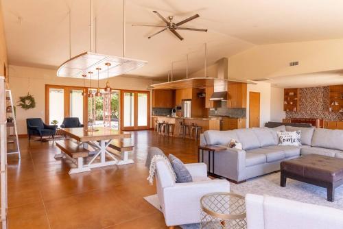 Luxury Mountain Estate Sleeps 11 — hotel in Valley Center